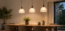 Jídelní stůl osvětlený závěsnými lampami